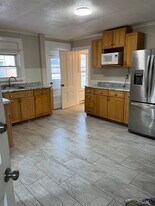 143 Charlton St, Unit 1st Floor in Southbridge, MA - Building Photo