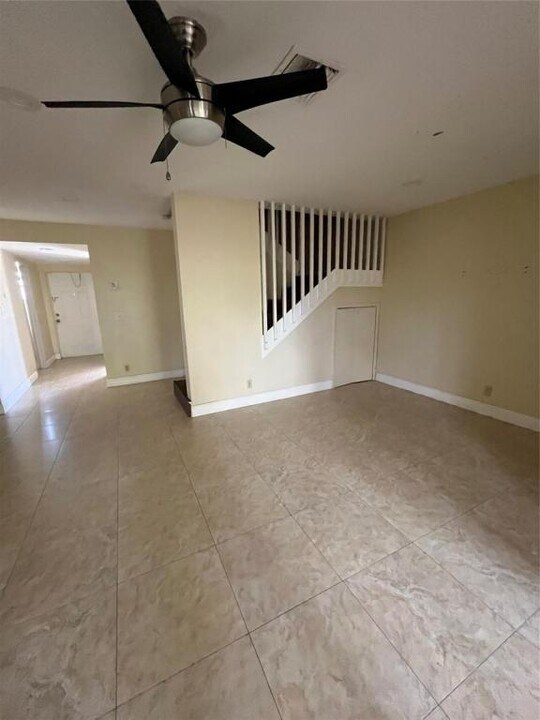 3872 NW 76th Ave in Sunrise, FL - Building Photo