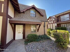 500 Thunderbird Dr in El Paso, TX - Building Photo