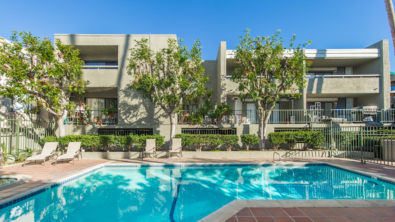 Encino Crest Apartments in Encino, CA - Building Photo