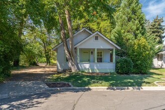 326 Portland Ave in Medford, OR - Building Photo - Building Photo