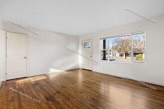 7010 N Columbia Way in Portland, OR - Building Photo - Building Photo