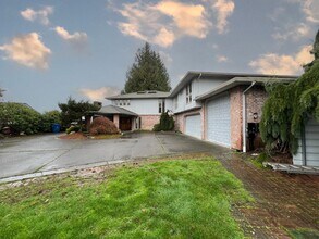 24445 Marine View Dr S in Des Moines, WA - Building Photo - Building Photo