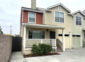460 Lindberg Cir in Petaluma, CA - Foto de edificio - Building Photo