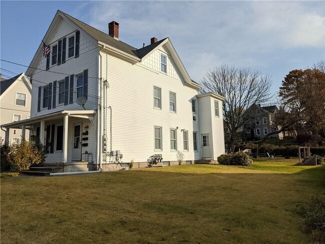 9 Summer St in Westerly, RI - Building Photo - Building Photo