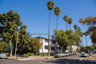 8308 Clinton St in West Hollywood, CA - Building Photo - Building Photo