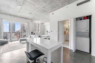 133 NE 2nd Ave, Unit 1711 in Miami, FL - Foto de edificio - Building Photo