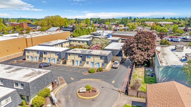 Villa Chateau Apartments in Corvallis, OR - Building Photo - Building Photo