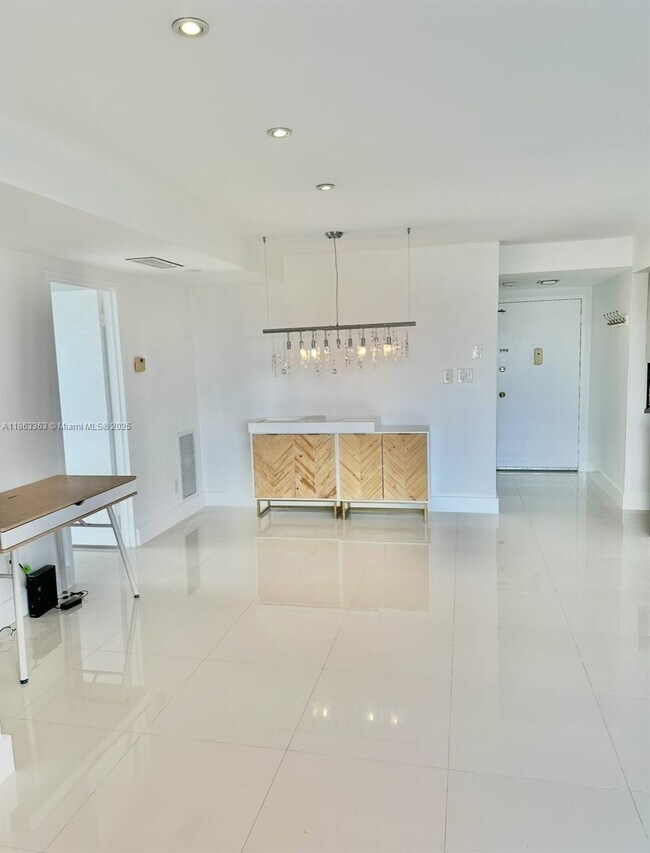 8400 Byron Ave in Miami, FL - Building Photo - Building Photo