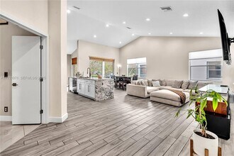 8520 Vía Romana in Boca Raton, FL - Foto de edificio - Building Photo