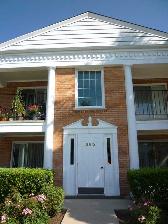 563 Shorely Dr in Barrington, IL - Foto de edificio