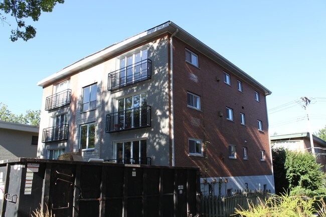 614 Forest Ct in Clayton, MO - Foto de edificio - Building Photo