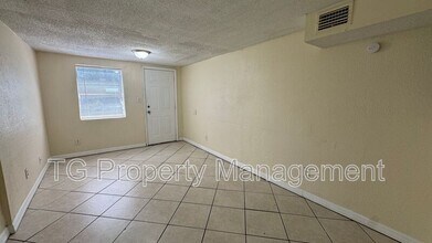 2825 Moncrief Rd in Jacksonville, FL - Building Photo - Building Photo