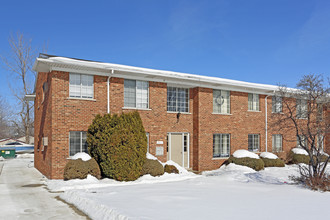 Lake Breeze Apartments in Harrison Township, MI - Foto de edificio - Building Photo