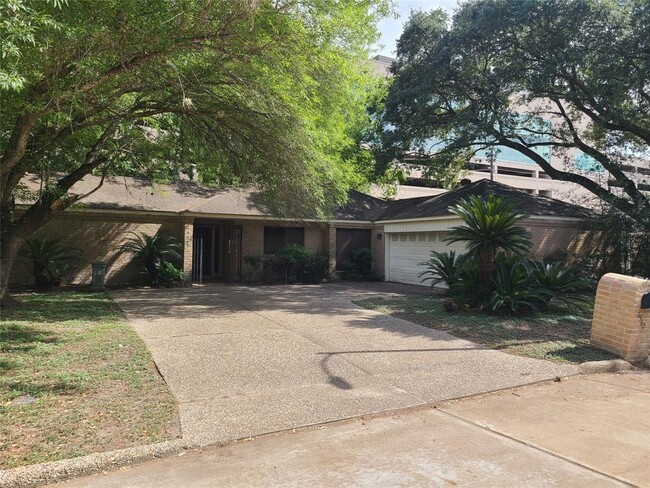 15626 Whitewater Ln in Houston, TX - Foto de edificio - Building Photo