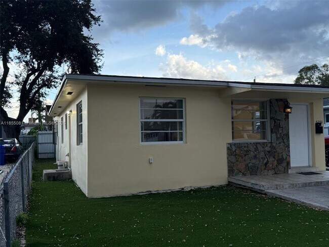 5290 NW 2nd Terrace in Miami, FL - Building Photo - Building Photo