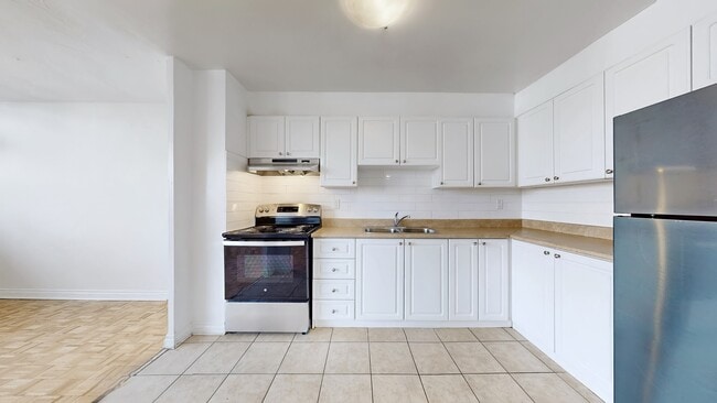 Sandringham House in Toronto, ON - Building Photo - Building Photo