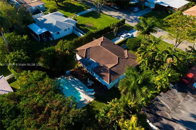 110 NW 87th St in El Portal, FL - Foto de edificio - Building Photo