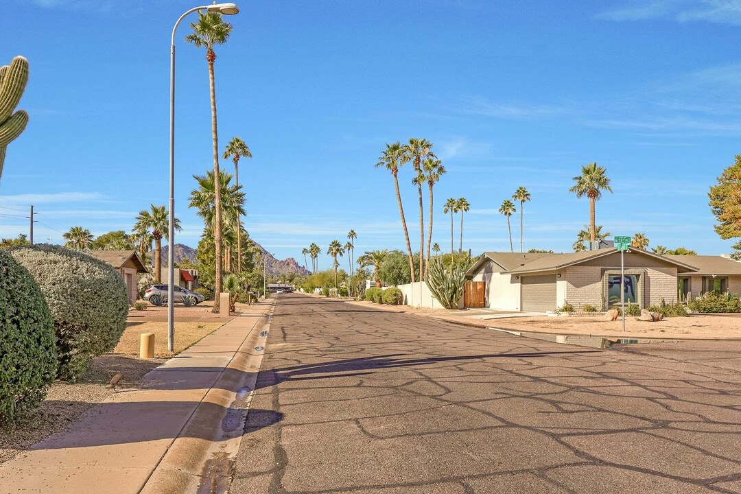 7949 E Luke Ln in Scottsdale, AZ - Building Photo