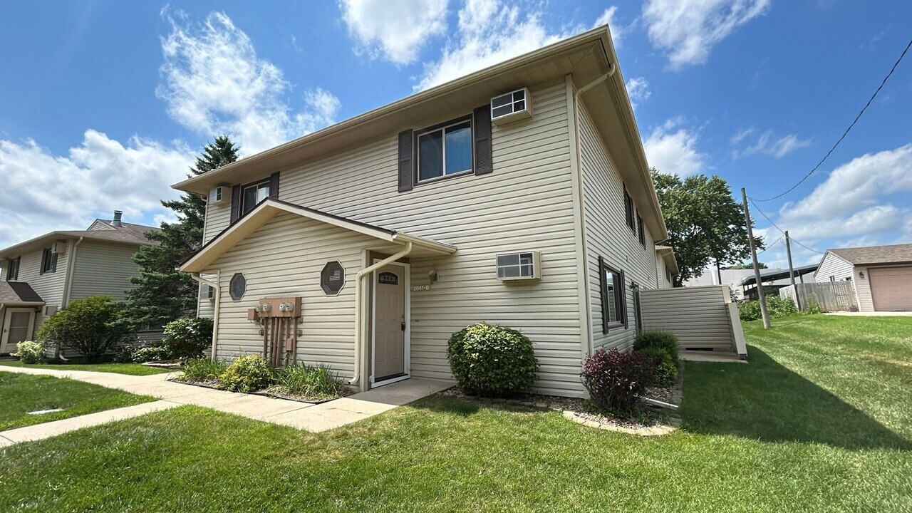 2841 19th Ave NW in Rochester, MN - Building Photo