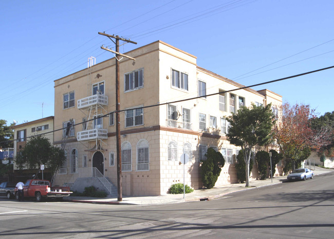 300 N Bonnie Brae St in Los Angeles, CA - Foto de edificio - Building Photo