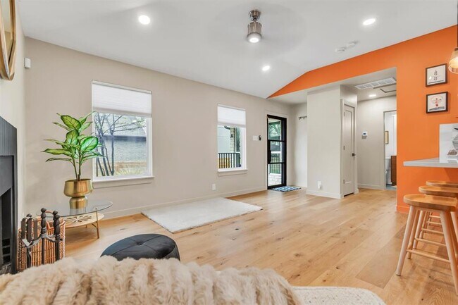 9700 Sugar Hill Dr in Austin, TX - Building Photo - Building Photo