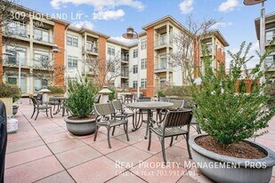 309 Holland Ln in Alexandria, VA - Building Photo