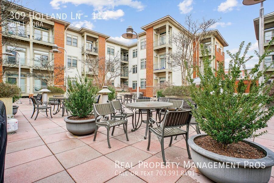 309 Holland Ln in Alexandria, VA - Building Photo