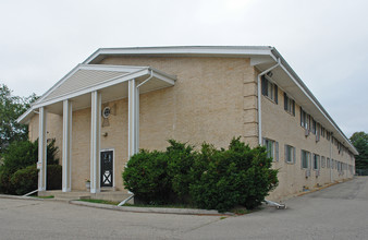 Presidential Court Apartments in Racine, WI - Building Photo - Building Photo