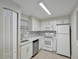 4205 N University Dr in Sunrise, FL - Building Photo