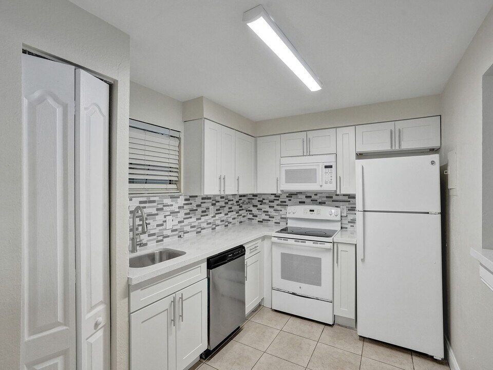 4205 N University Dr in Sunrise, FL - Building Photo