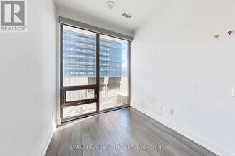 50 Charles St E in Toronto, ON - Building Photo - Building Photo