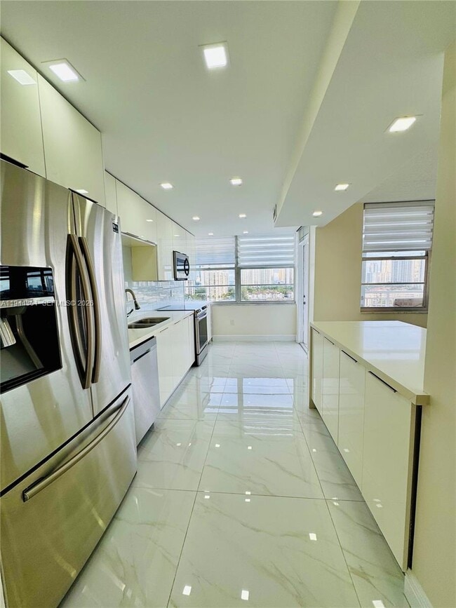 18041 Biscayne Blvd in Aventura, FL - Foto de edificio - Building Photo