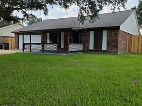 4860 Kentington Dr in Alvin, TX - Building Photo - Building Photo