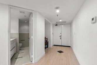 520 Brickell Key Dr, Unit a200 in Miami, FL - Building Photo - Building Photo