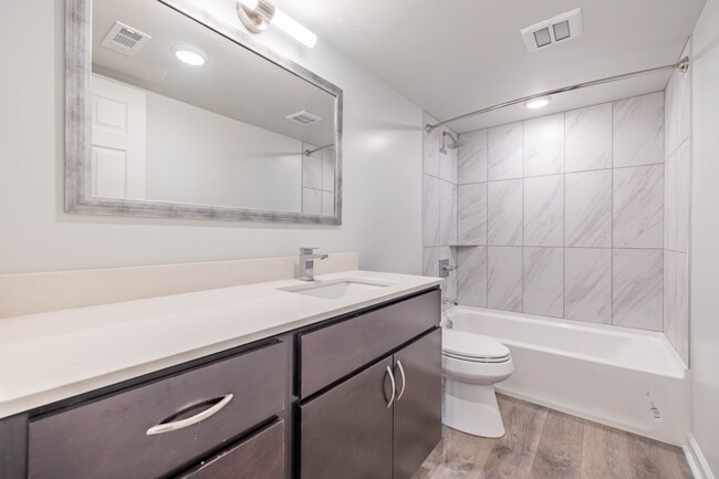 The Pines Apartments and Townhomes in Cincinnati, OH - Foto de edificio - Interior Photo