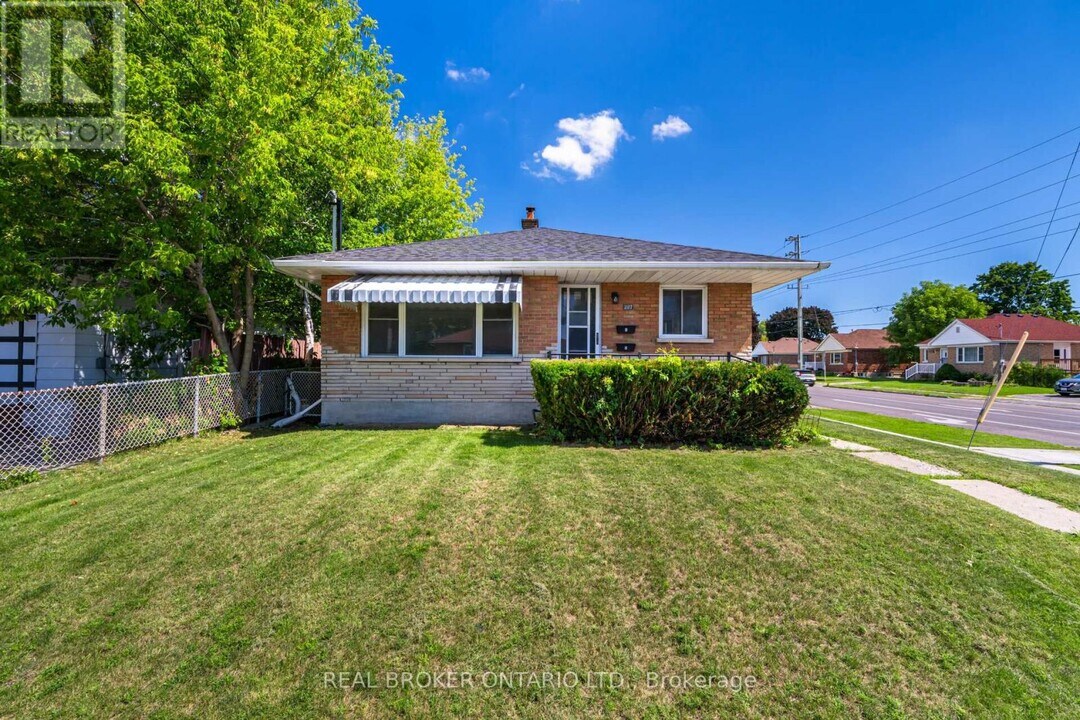 227 Stevenson Rd N in Oshawa, ON - Building Photo