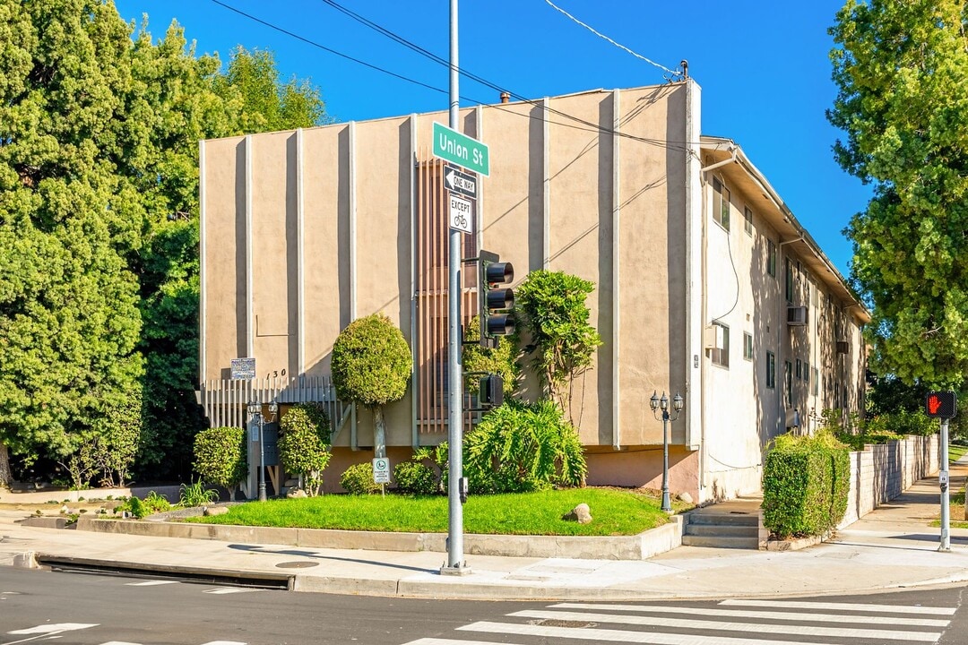 mic130 in Pasadena, CA - Foto de edificio