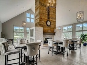 6010 Chasewood Pky, Unit #003 in Hopkins, MN - Foto de edificio - Building Photo