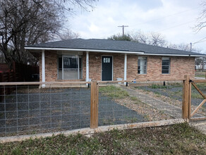 1931 N PanAm Expy in San Antonio, TX - Building Photo - Building Photo