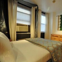 212 E 12th St, Unit 1A in New York, NY - Foto de edificio - Building Photo