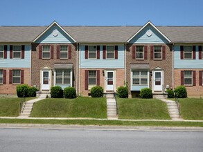 Walnut Grove Townhomes* in Essex, MD - Foto de edificio - Building Photo