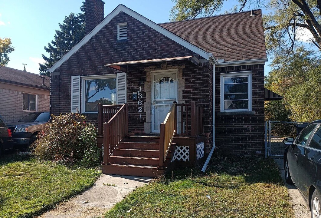 13621 Ashton Rd in Detroit, MI - Building Photo