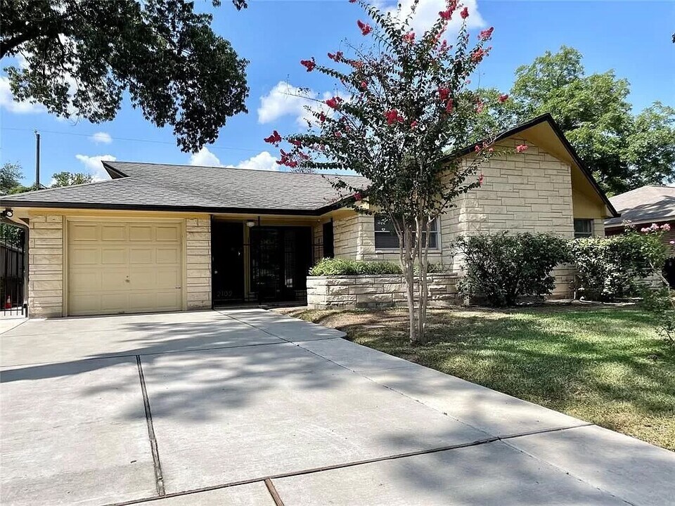 2102 Ansbury Dr in Houston, TX - Building Photo