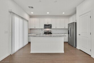 8106 Rockflower St in Las Vegas, NV - Building Photo - Building Photo