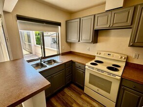 3282 Ashford St in San Diego, CA - Building Photo - Building Photo