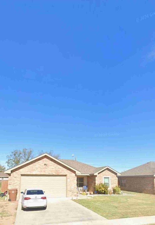 2512 Alamesa Dr in Big Spring, TX - Building Photo