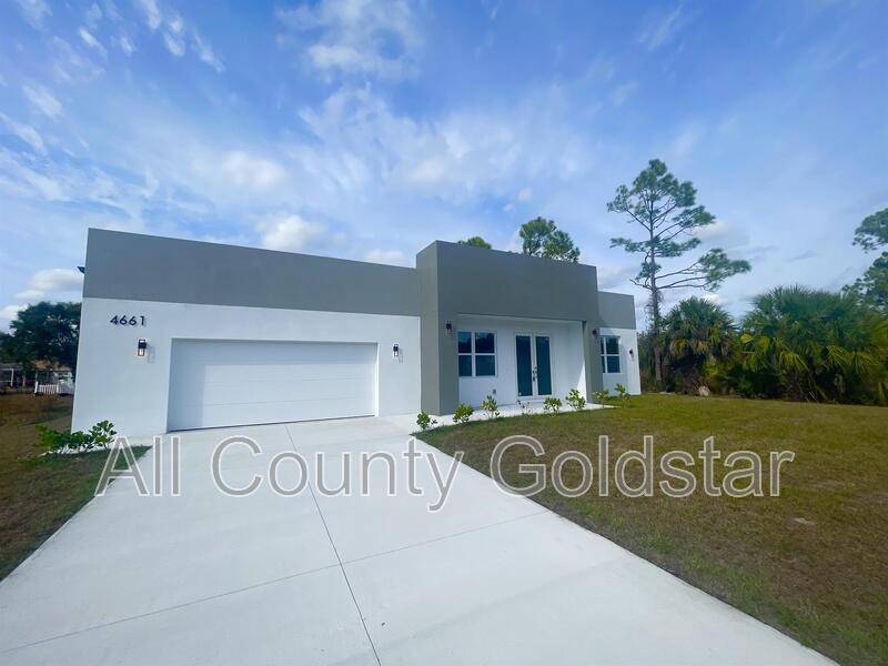 4661 Fairlane Dr in North Port, FL - Building Photo