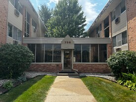 756 W Kilgore Rd, Unit 304 in Kalamazoo, MI - Building Photo