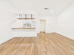 1305 Hollow Creek Dr in Austin, TX - Building Photo - Building Photo